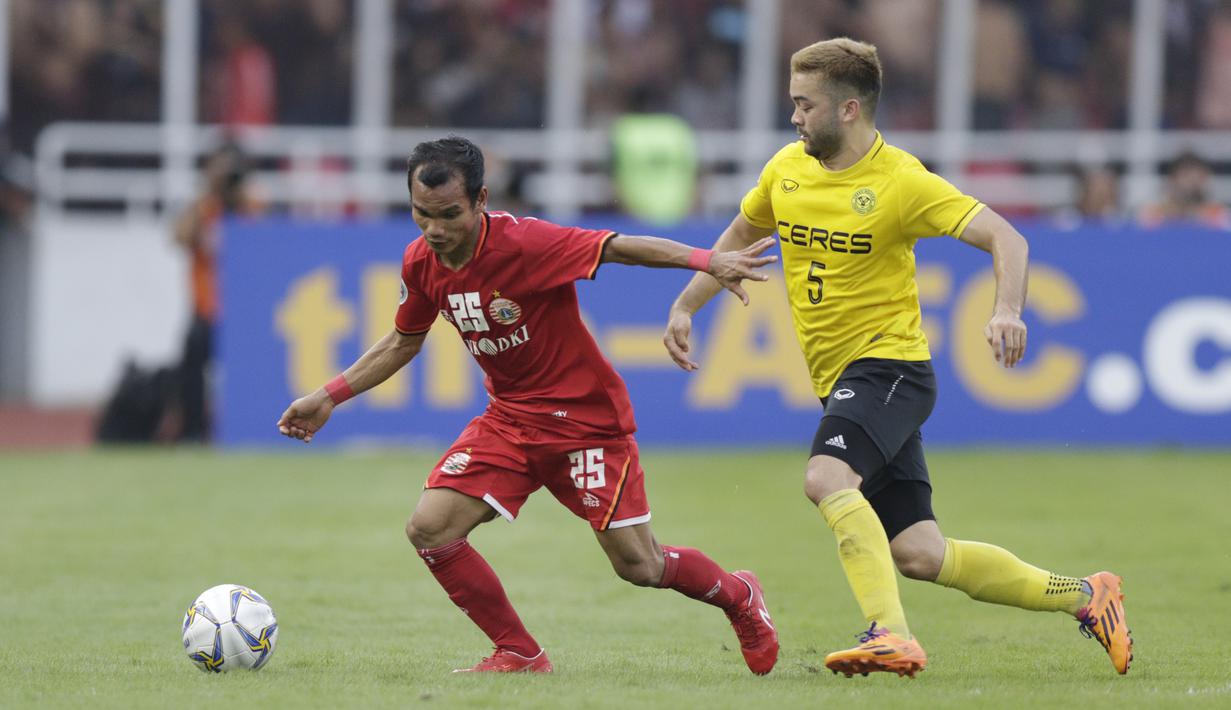 Gelandang Persija Jakarta, Riko SImanjuntak, saat melawan Ceres-Negros pada laga Piala AFC 2019 di SUGBK, Jakarta, Selasa (23/4). Persija takluk 2-3 dari Ceres-Negros. (Bola.com/M Iqbal Ichsan)