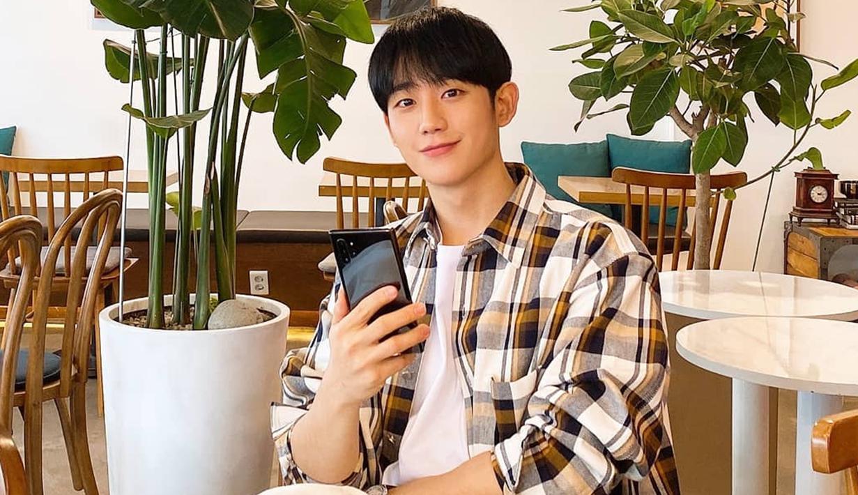 Penampilan aktor kelahiran 1 April 1988 ini hanya dengan memadukan kaos putih polos dengan kemeja motif kotak-kotak juga tak lepas dari sorotan netizen. Gaya santainya ini pun tetap membuatnya terlihat stylish dengan lengan kemeja yang dilipat. (Liputan6.com/IG/@holyhaein)