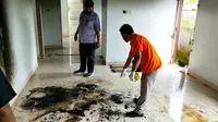 Polisi melakukan olah tempat kejadian perkara di lokasi jasad terbakar di Pekanbaru. (Liputan6.com/M Syukur)
