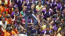 Seorang umat Hindu mencoba untuk menngambil dan memecahkan dahi-handi (pot yang terbuat dari tanah liat) pada Festival Janmashtami di Mumbai, India, 6 September 2015. Festival ini menandai kelahiran dewa Krishna (REUTERS/Danish Siddiqui)