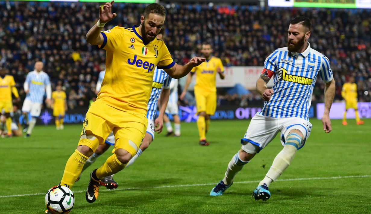 Striker Juventus, Gonzalo Higuain berusaha melewati striker SPAL, Mirco Antenucci pada laga Serie A Italia di Stadion Paolo Mazza, Ferrara, Sabtu (17/3/2018). SPAL bermain imbang 0-0 dengan Juventus. (AFP/Miguel Medina)