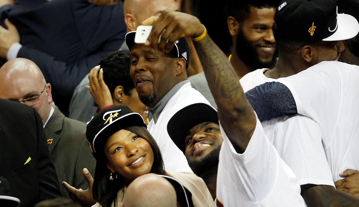 LeBron James merayakan gelar dengan foto selfie bersama sang istri, Savannah. (EPA/DAVID MAXWELL)