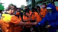 Warga Tionghoa di Bengkulu menyerahkan puluhan ribu APD untuk para tenaga kesehatan menghadapi Pandemi Covid-19. (Liputan6.com/Yuliardi Hardjo)