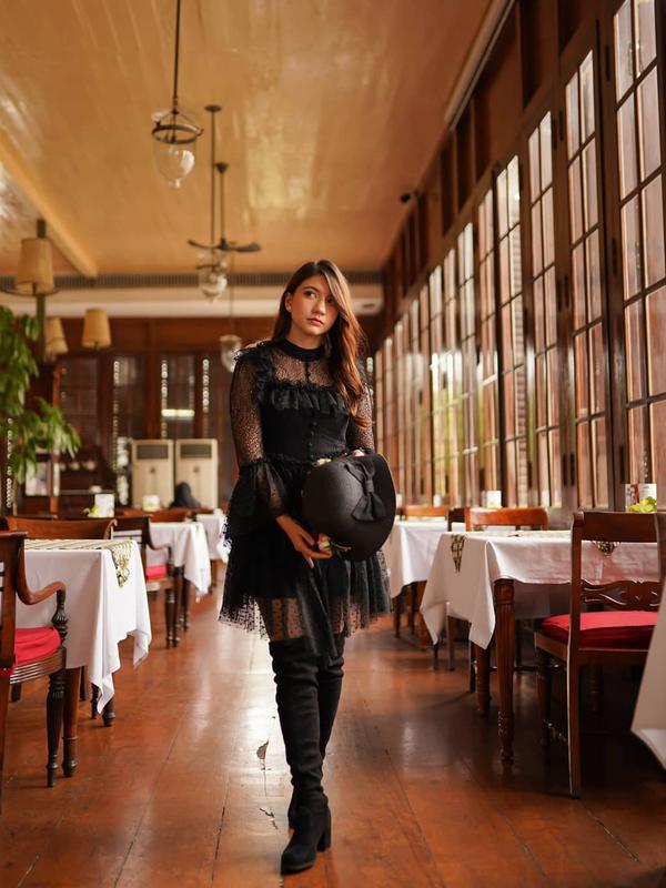 Potret Cassandra Lee Dalam Balutan Busana Serba Hitam. (Sumber: Instagram/cassandraslee)