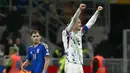 Diketahui, Norwegia terakhir kali tampil pada Piala Dunia 1998 di Prancis. Tampak dalam foto, kapten Timnas Norwegia, Erling Braut Haaland merayakan gol ketiga timnya di samping gelandang Italia, Nicolo Barella selama pertandingan kualifikasi Piala Dunia 2026 antara Italia dan Norwegia di Stadion San Siro, Milan, pada 16 November 2025. (Stefano RELLANDINI/AFP)
