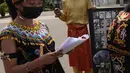 Demonstran melakukan aksi teatrikal saat unjuk rasa di kawasan Bundaran Patung Kuda Arjuna Wijaya, Jakarta, Senin (21/6/2021). Aksi yang dilakukan bertepatan dengan ulang tahun Presiden Joko Widodo ini sebagai bentuk kecaman dan penolakan terhadap revisi UU Minerba. (Liputan6.com/Angga Yuniar)
