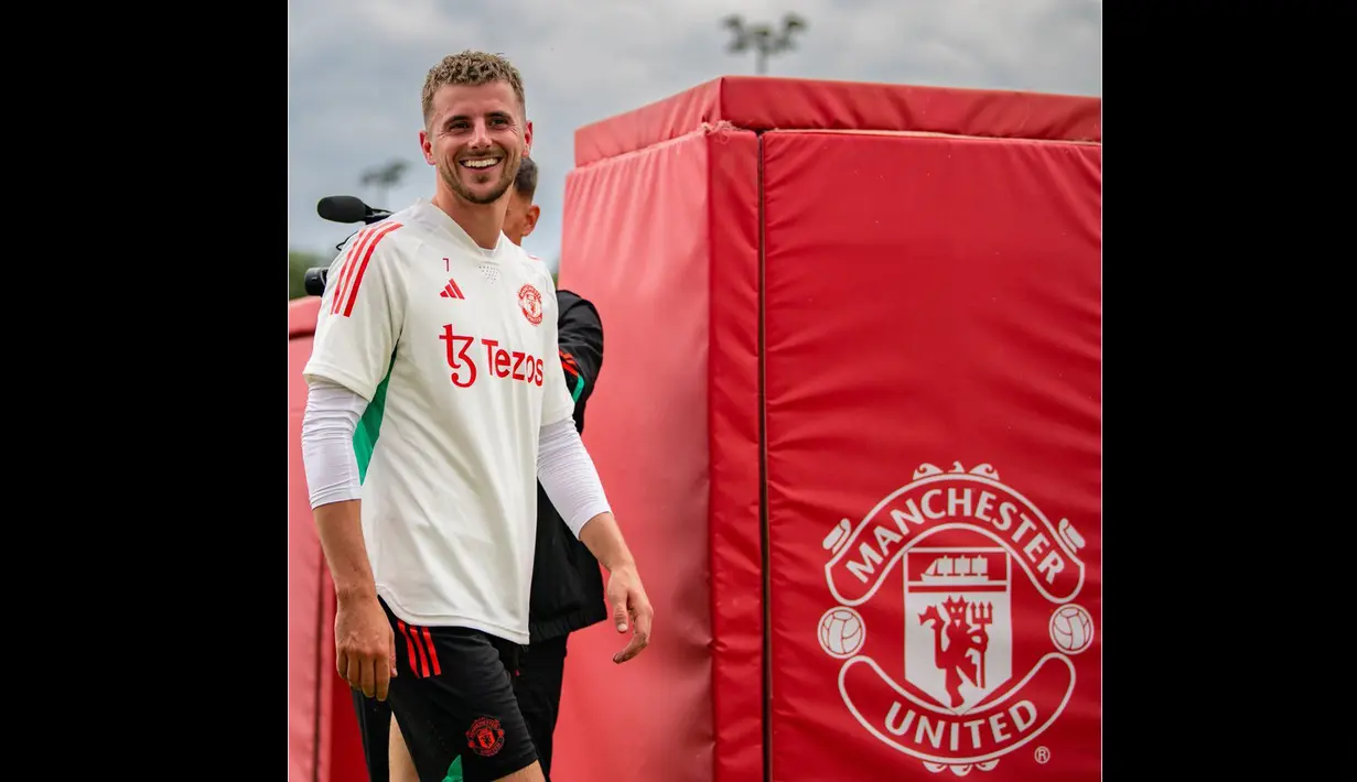 Pemain Manchester United, Mason Mount, hadir dalam latihan perdana jelang mengarungi musim 2023/2024 yang berlangsung di Carrington, Jumat (7/7/2023). (Twitter/@ManUtd)