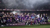 Para pemain Barcelona merayakan gelar juara La Liga 2019 usai menaklukkan Levante di Stadion Camp Nou, Sabtu (27/4). Barcelona menang 1-0 atas Levante. (AP/Manu Fernandez)