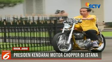 Presiden Joko Widodo mengendarai motornya menuju halaman Istana sekaligus bertemu dengan Menteri Perindustrian Airlangga Hartarto.