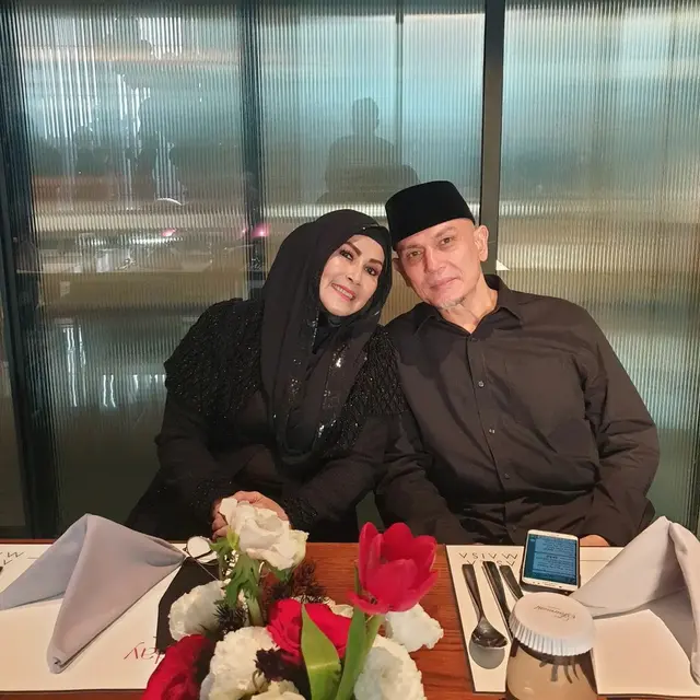 30 Tahun Menikah, Ini 6 Potret Artis Senior Hengky Tornando dan Baby Zelvia