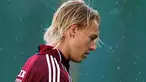 Defender Denmark Simon Kjaer di saat sesi latihan tim di Loerie Park, Knysna, 16 Juni 2010, jelang laga penyisihan Grup E PD 2010 lawan Kamerun. AFP PHOTO / PATRICK HERTZOG 