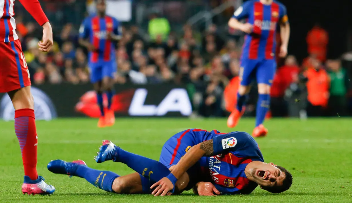Kecepatan Luis Suarez seringkali membuat dirinya menjadi korban tekel lawan seperti saat melawan Atletico Madrid pekan lalu. (AFP PHOTO / Pau Barrena)