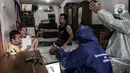 Petugas Disdukcapil Kota Jakarta Utara merekam E-KTP penyandang disabilitas di Pademangan Barat, Jakarta, Kamis (16/7/2020). Program jemput bola ini untuk memudahkan pelayanan administrasi kependudukan bagi penyandang disabilitas, jompo dan orang sakit di masa pandemi. (merdeka.com/Iqbal S. Nugroho)