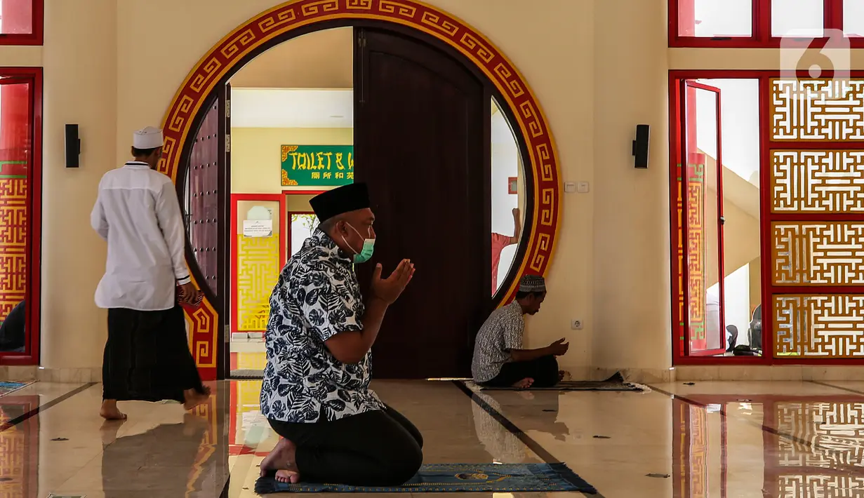 Umat Muslim berdoa seusai Sholat Jumat di Masjid Babah Alun Desari, Cilandak, Jakarta Selatan, Jumat (23/4/2021). Masjid dengan perpaduan warna merah, kuning dan hijau tersebut membuatnya tampak cantik. (Liputan6.com/JohanTallo)