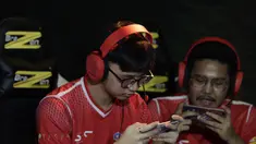 Tim Arena of Valor (AOV), SES, tampak fokus saat melawan GGWP pada laga The Battle of Youniverse di KLY Lounge, Jakarta, Jumat (7/12). GGWP berhasil mengalahkan SES. (Bola.com/Vitalis Yogi Trisna)