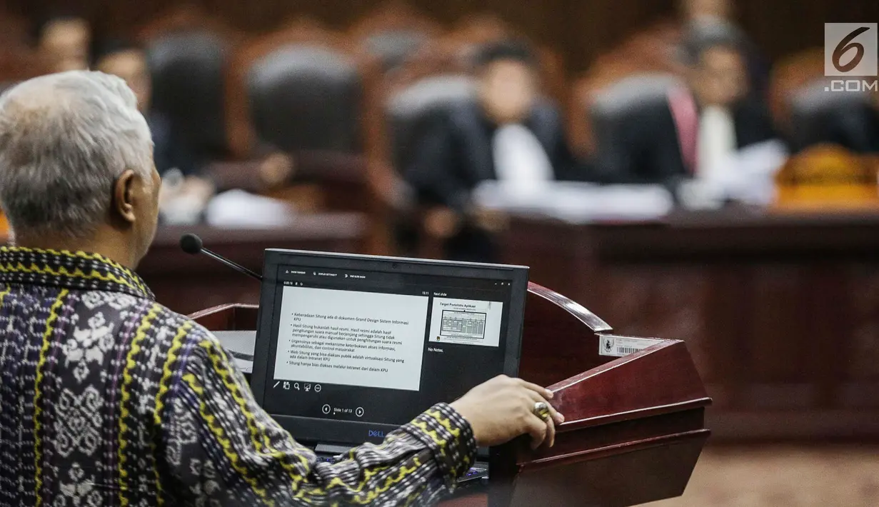 Pakar IT Profesor Marsudi Wahyu Kisworo memberi keterangan dalam sidang sengketa Pilpres 2019 Gedung MK, Jakarta, Kamis (20/6/2019). Marsudi menjelaskan soal Situng KPU yang kerap dibahas oleh tim hukum Prabowo-Sandiaga selaku penggugat. (Liputan6.com/Faizal Fanani)