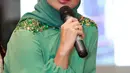 "Sepertinya tahun ini, coba sesuatu yang berbeda dengan tongseng. Sekarang saya mendalami lagi membuat tongseng, enggak ribet juga ya bikinnya," kata Alya Rohali, di kawasan Menteng, Jakarta Pusat, Selasa (30/8/2016). (Deki Prayoga/Bintang.com)