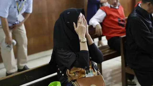 Zul Zivilia Divonis 18 Tahun, Ini 5 Ekspresi Sedih Istrinya yang Terus Menangis