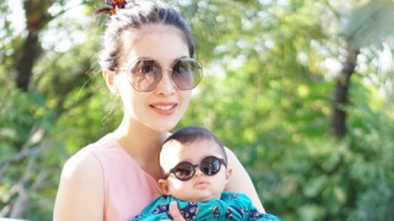 [Bintang] Keren dan Menggemaskan, Ini 8 Foto Anak Sandra Dewi Saat Pakai Kacamata Hitam