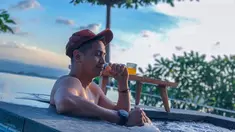 Aktor kelahiran 9 Februari 1988 ini memang kerap kali menikmati liburan di pantai. Seperti foto ini yang memperlihatkan Ajun tengah berendam sambil menikmati segelas minuman. Dengan background disekelilingnya laut, membuat Ajun begitu menikmati liburannya. (Liputan6.com/IG/@ajunperwira)