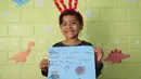 Shanti Itze, seorang anak perempuan Meksiko berusia 7 tahun, memperlihatkan gambar hasil karyanya untuk mendukung perjuangan China melawan coronavirus baru di Mexico City, Meksiko, (10/2/2020).(Xinhua/Sunny Quintero)