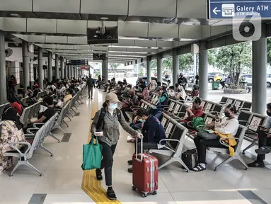Calon penumpang antre untuk rapid test COVID-19 di Stasiun Pasar Senen, Jakarta, Senin (26/10/2020). Memasuki libur panjang, jumlah penumpang kereta jarak jauh mengalami lonjakan sehingga terjadi antrean panjang rapid test yang menjadi syarat wajib pengguna jasa KAI. (merdeka.com/Iqbal S. Nugroho)