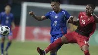 Bek Timnas Indonesia, Hansamu Yama, berusaha membuang bola saat melawan Taiwan pada laga Grup A Asian Games di Stadion Patriot, Jawa Barat, Minggu (12/8/2018). (Bola.com/Vitalis Yogi Trisna)