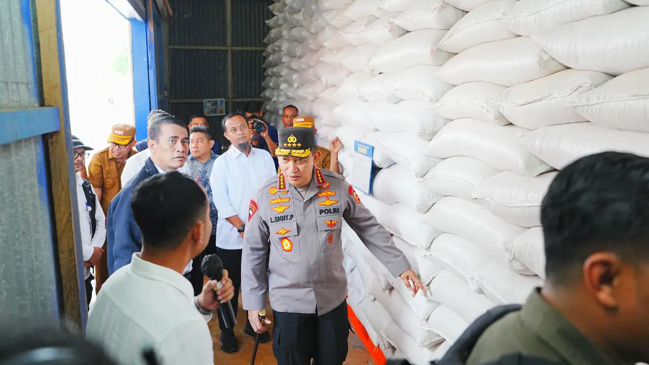 Kapolri dan Mentan Tinjau Gudang Bulog Tanete