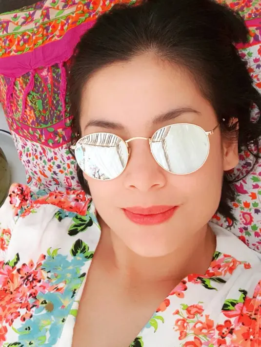 Saat menghabiskan waktu dengan bersantai, Lulu Tobing terlihat tampil cantik dengan mengenakan kacamata. (Foto: instagram.com/lutob)