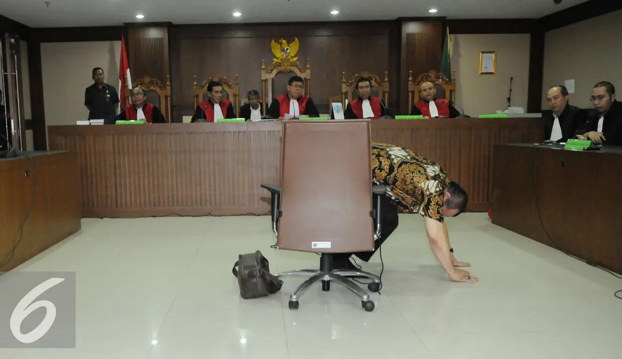 La Nyalla Mattalitti sujud syukur usai di vonis bebas saat sidang di Pengadilan Tipikor, Jakarta Pusat, selasa (27/12). La Nyalla divonis bebas atas kasus dana hibah Kadin Jawa Timur periode 2011-2014. (Liputan6.com/Helmi Affandi)