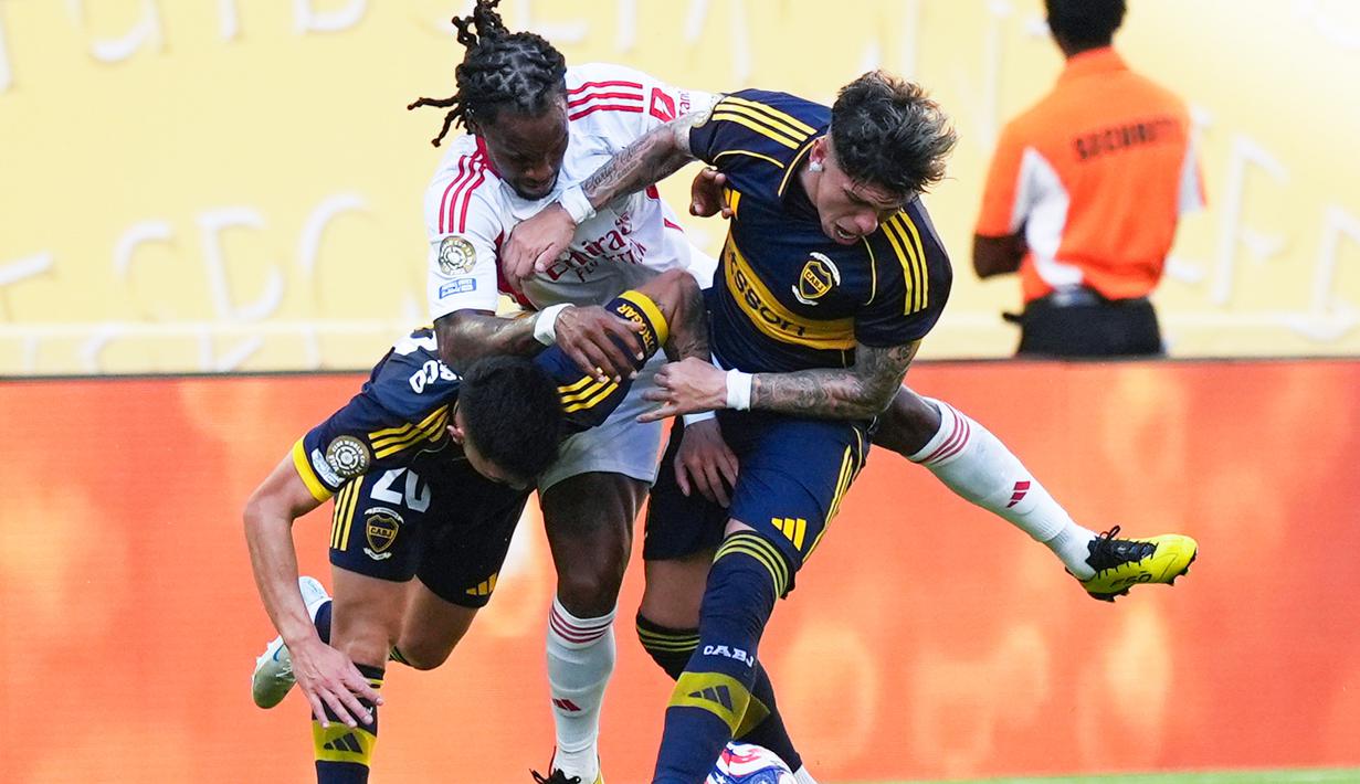 Laga sengit dengan tensi tinggi ini berakhir dengan sama kuat 2-2. (AP Photo/Rebecca Blackwell)