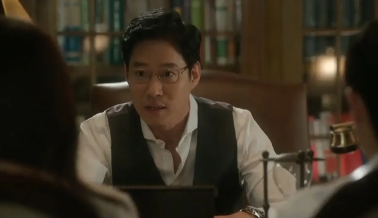 Yoo Joon Sang dijuluki Nation's Husband setelah ia bermain dalam drama My Husband Got a Family. Ia dianggap sebagai sosok suami idaman. (Foto: Soompi.com)