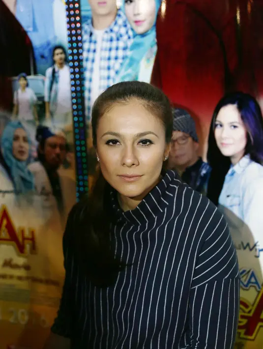 “Sebelumnya sih bisa karena dari lahir muslim dan sekolahnya yg Islam tp ya ga lancar. Akhirnya aku lancar jadi ya pelan2 ingin jadi yang lebih baik dan ngeliat teman2 di Ketika Mas Gagah Pergi jadi terketuk lagi.” tandas Wulan. (Nurwahyunan/Bintang.com)