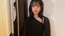 Tampil dengan poni rata, Kim Ji Won tampil dengan wajah glowing dan lipstik nude [@geewoni]