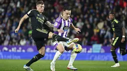 Gelandang Real Valladolid Roque Mesa ditantang oleh gelandang Real Madrid Toni Kroos dalam duel pekan ke-15 La Liga 2022/23 di Stadion Nuevo Jose Zorrilla, Valladolid, Sabtu (31/12/2022) dini hari WIB. Kemenangan ini mengantar Madrid menyalip Barcelona di puncak klasemen sementara Liga Spanyol 2022/23. (AP Photo/Pablo Garcia)