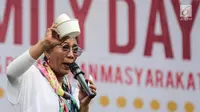 Menteri KKP Susi Pudjiastuti membawa mangkuk kertas dan sendok plastik saat memberikan sambutan acara Family Day AGP di Pasar Akhir Pekan SCBD, Jakarta, Minggu (25/11). Susi mengajak masyarakat untuk perang melawan plastik. (Liputan6.com/Fery Pradolo)