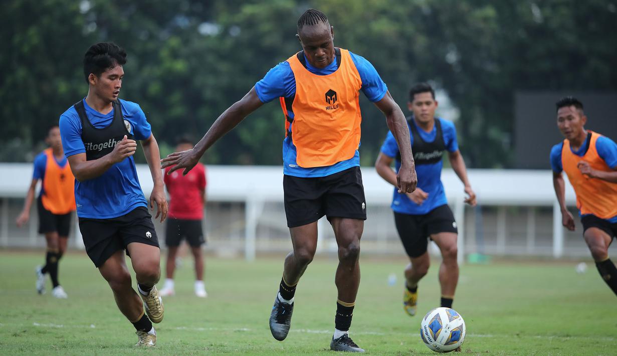 Penampilan Victor Igbonefo di BRI Liga 1 2021/2022 tak perlu diragukan lagi usai Persib Bandung mampu tampil tak terkalahkan hingga pekan ke-11. Pemain 36 tahun tersebut juga dipanggil Shin Tae-yong untuk memperkuat Timnas Indonesia pada Play-off Piala Asia 2023. (Dok. PSSI)