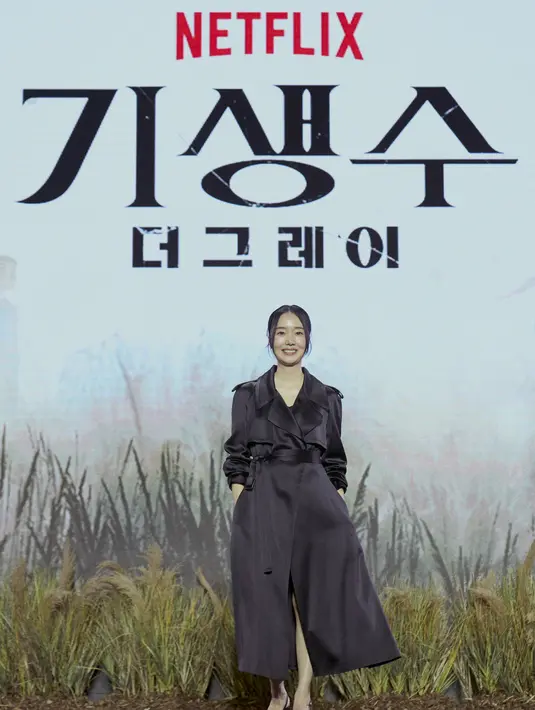 <p>Lee Jung Hyun berperan sebagai Jun Kyung, pemimpin gugus tugas anti-parasit Tim Grey. Setelah kehilangan suaminya karena parasit, dia mempertaruhkan segalanya untuk menghancurkan mereka.</p>