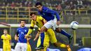 Pemain Romania  Vlad Chiriches (kiri) berebut bola dengan pemain Italia Citadin Martins Eder  pada laga persahabatan melawan Rumania di Stadion Renato Dall'Ara, Bologna, Rabu (18/11/2015) dini hari WIB. (AFP Photo/Giuseppe Cacace)