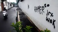 Vandalisme atau aksi coret menyasar bangunan cagar budaya, termasuk tembok pagar Pura Pakualaman di Yogyakarta. (Foto: Yudho P/KRjogja.com)