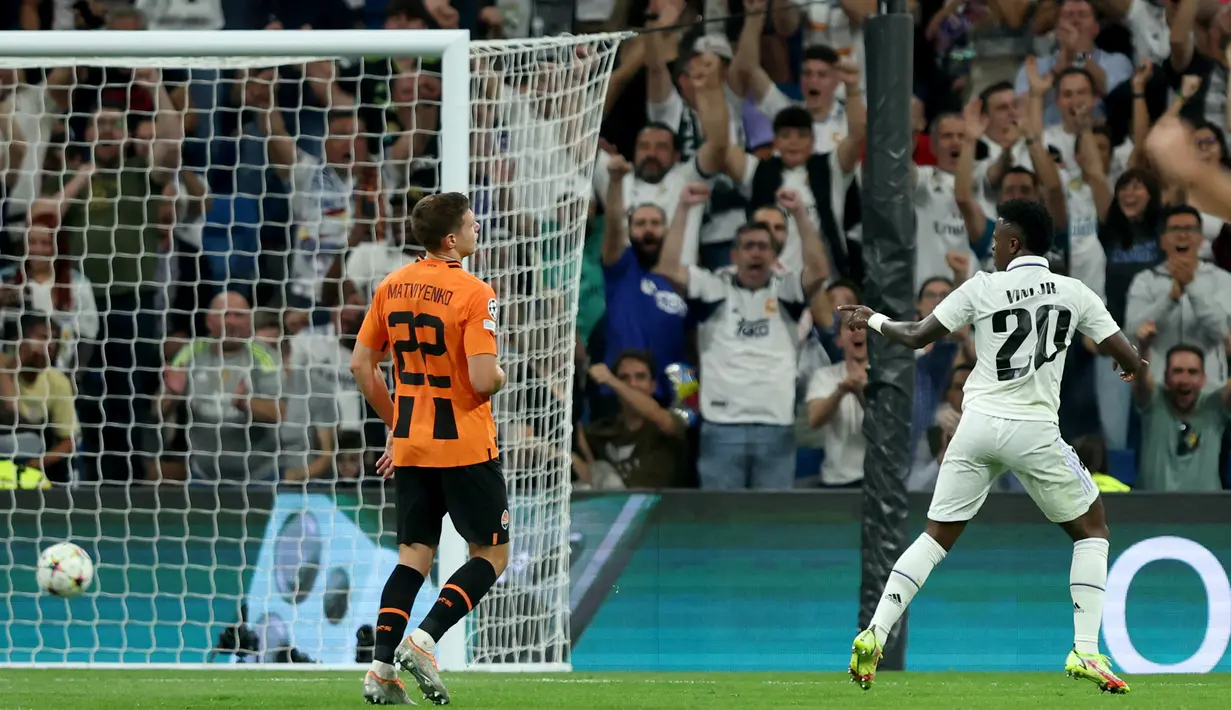 Selebrasi striker Real Madrid, Vinicius Junior (kanan) setelah mencetak gol ke gawang Shakhtar Donetsk pada fase Grup F Liga Champions 2022/2023 di Santiago Bernabeu Stadium, Madrid (5/10/2022). Satu gol dicetak Vinicius Junior ke gawang Shakhtar Donetsk di matchday ketiga fase grup Liga Champions musim 2022/2023 (5/10/2022). (AFP/Thomas Coex)
