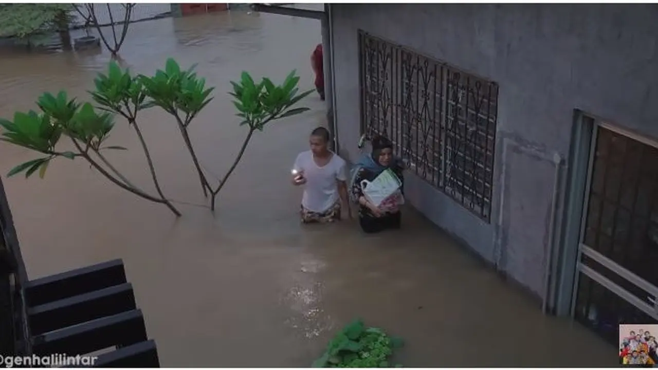 6 Potret Rumah Gen Halilintar Pasca Kebanjiran, Berantakan dan Penuh Sampah