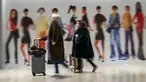 Wisatawan buru-buru menaiki kereta di Penn Station di New York, Kamis, 21 Desember 2023. (AP Photo/Eduardo Munoz Alvarez)