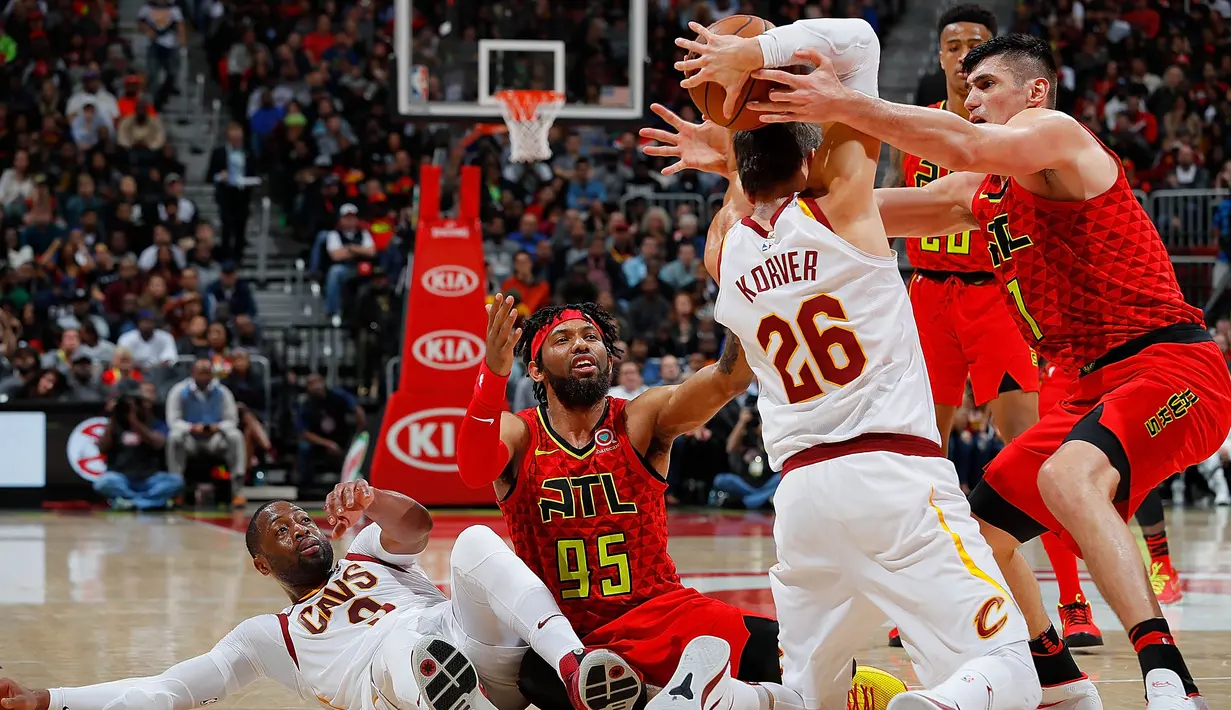 Pebasket Cleveland Cavaliers, Kyle Korver, berebut bola dengan pebasket Atlanta Hawks, Ersan Ilyasova, pada laga NBA di Philips Arena, Atlanta, Kamis (30/11/2017). Hawks kalah 114-121 dari Cavaliers. (AP/Kevin C. Cox)