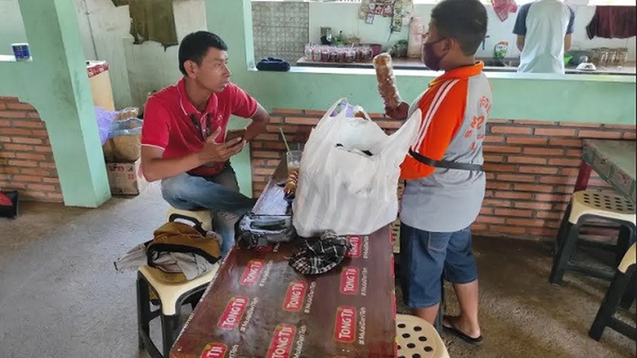 Satrio Rindang Anggoro, 12, saat berjualan aneka makanan ringan di Angkringan Cemuk, Kecamatan Giriwoyo, Minggu (27/9/2020). (Solopos/M. Aris Munandar)