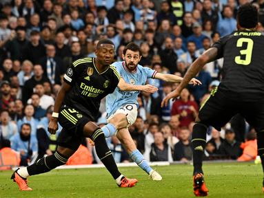 Pemain Manchester City, Bernardo Silva, mencetak gol ke gawang Real Madrid pada laga semifinal leg kedua di Stadion Etihad, Kamis (18/5/2023). Man City menang dengan skor 4-0. (AFP/Paul Ellis)