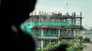 Sejumlah pekerja membuat rangka beton gedung di kawasan Jalan Kramat Raya Jakarta, Kamis (26/3/2015). Menaker Hanif Dhakiri mengatakan masyarakat harus aktif mewujudkan Indonesia Berbudaya Keselamatan dan Kesehatan Kerja (K3). (Liputan6.com/Faizal Fanani)
