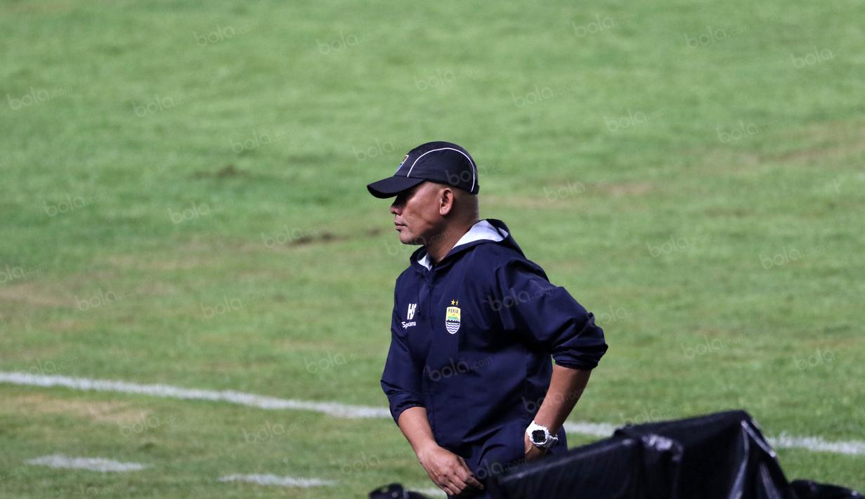 Herrie Setiawan didapuk sebagai pelatih sementara Persib Bandung menggantikan Dejan Antonic pada laga Persib Bandung vs Mitra Kukar di ajang Torabika SC 2016. Persib Bandung Menang 2-1. (Bola.com/Nicklas Hanoatubun)