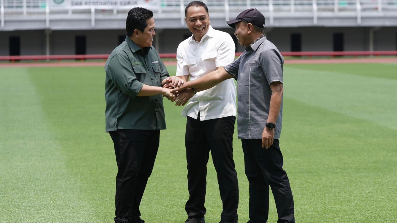 Zainudin Amali bersama Erick Thohir dan Wali Kota Surabaya Eri Cahyadi di Gelora Bung Tomo Surabaya. (Dian Kurniawan/Liputan6.com)