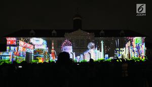 Salah satu pertunjukan projection mapping yang menggambarkan kondisi kota Jakarta di Museum Fatahillah, Jumat (19/1). Pertunjukan ini menandai rangkaian kegiatan perayaan 60 tahun hubungan diplomatik Indonesia-Jepang. (Liputan6.com/Helmi Fithriansyah)